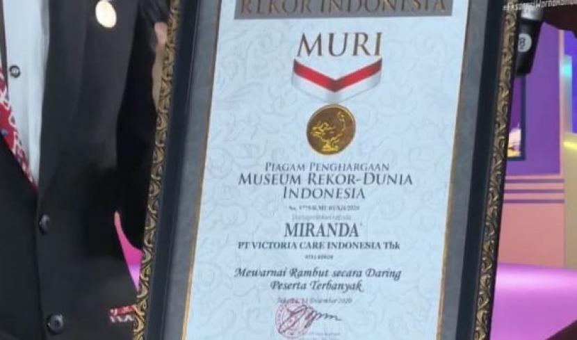 Miranda menggelar warna rambut diikuti ribuan peserta daring dan cetak rekor MURI 