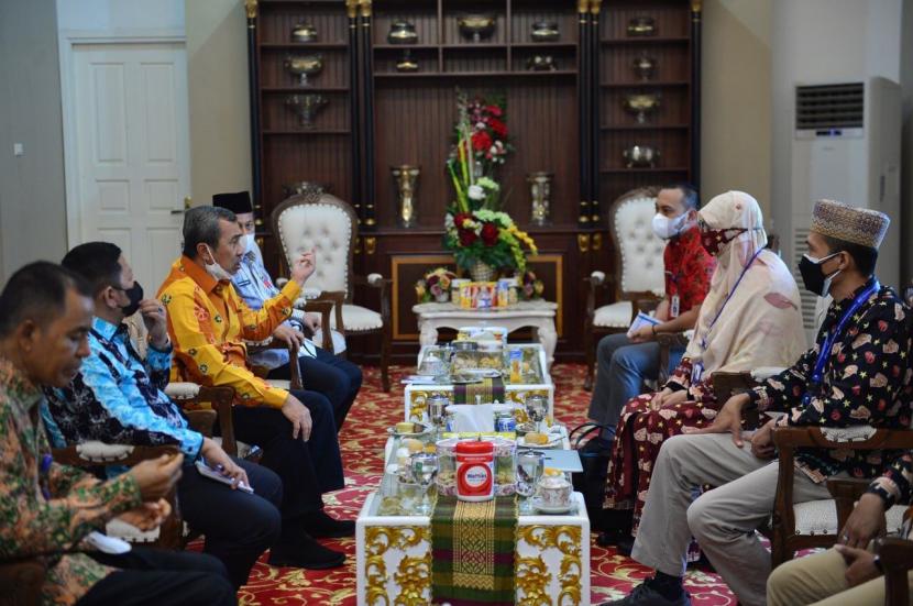 Rekrot IAI Tazkia Murniati Muhlisin melakukan kunjungan dan silaturahim ke Gubernur Riau Syamsuar. Dalam kesempatan itu kedua belah pihak sepakat untuk mengembangkan UMKM. 