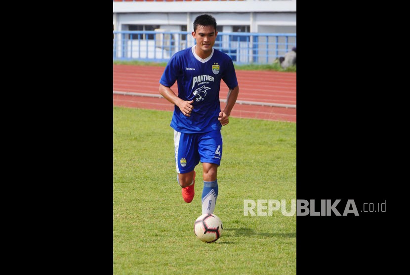 Pemain belakang Persib Bandung Zalnando mengikuti sesi latihan.