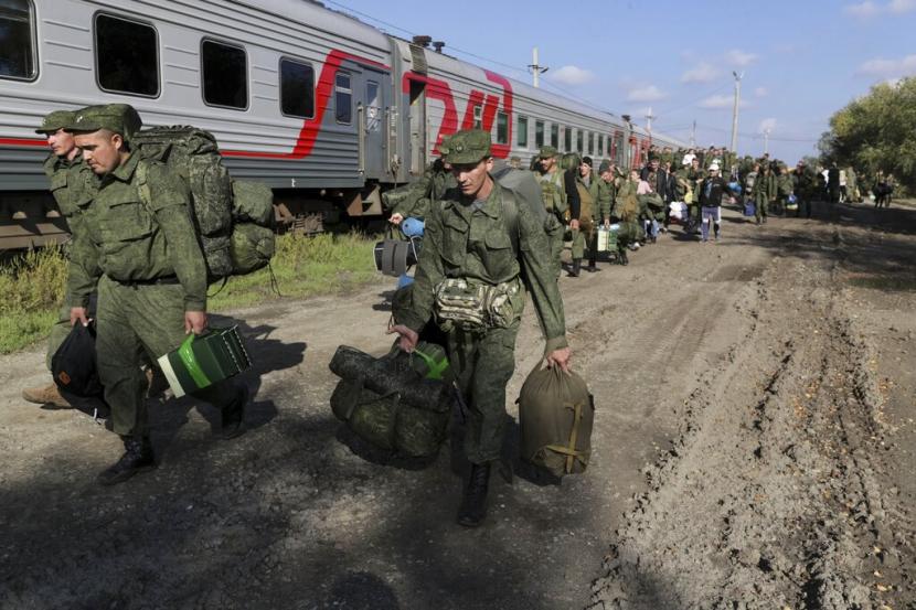Rekrutmen Rusia berjalan untuk naik kereta api di stasiun kereta api di Prudboi, wilayah Volgograd Rusia, Kamis, 29 September 2022. Rusia mengumumkan telah selesai memanggil pasukan cadangan untuk berperang di Ukraina pada Jumat (28/10/2022). 