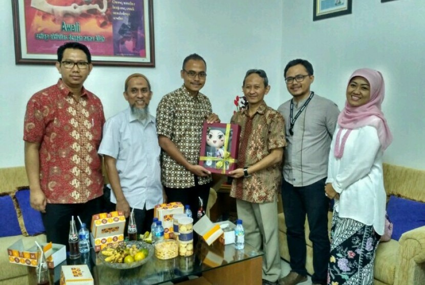 Rektor Amikom, Prof Muhammad Suyanto (ketiga dari kanan) bersama para awak Republika, Jumat (14/7).