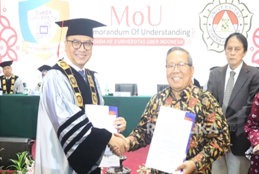 Rektor Cyber University, Dr Gunawan Witjaksono, dan Rektor Universitas Darma Persada, Dr Agus Salim Dasuki, secara resmi menandatangani nota kesepahaman (MoU) pada acara Wisuda ke-3 Universitas Darma Persada