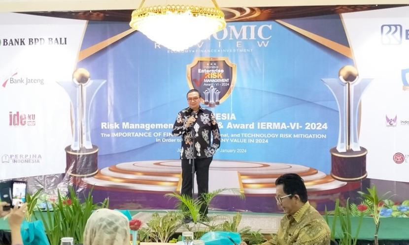 Rektor Cyber University Gunawan Witjaksono menjadi keynote speaker dalam acara Indonesia Risk Management Training and Award 2024.