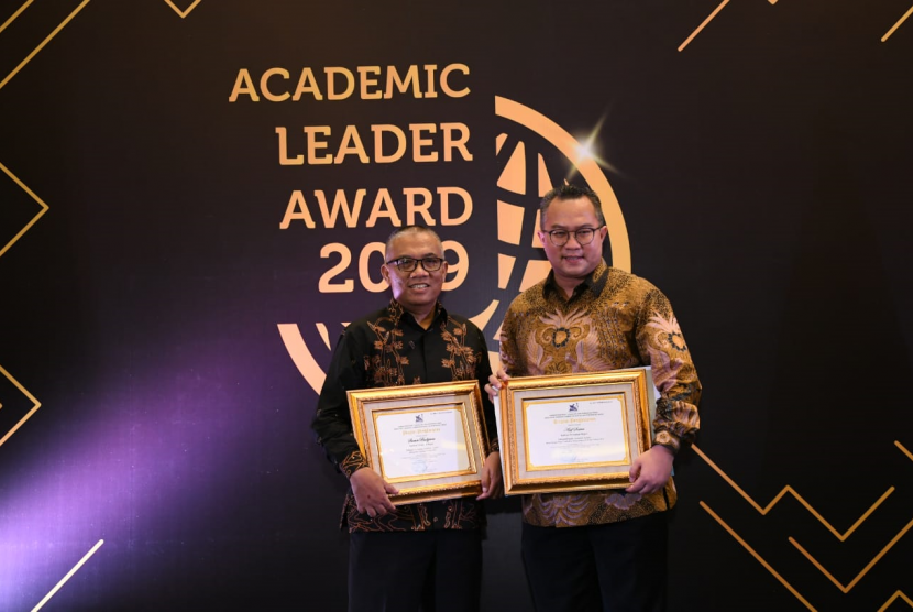 Rektor dan dosen IPB berhasil meraih Academic Leader Award 2019.