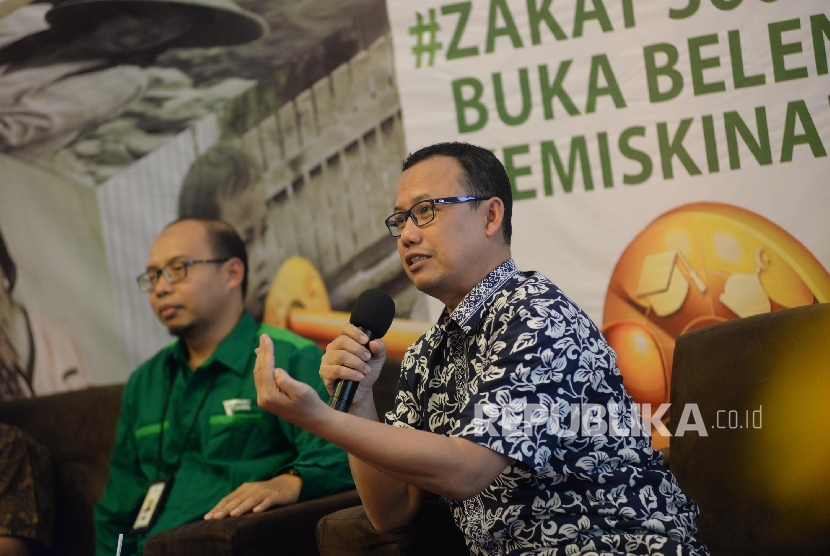 Rektor Dompet Dhuafa Corporate University Ahmad Juwaini (kanan), dan GM Mobilisasi Ziswaf Dompet Dhuafa Urip Budiarto saat konferensi pers tentang #Zakat360 di Jakarta, Rabu (10/5).