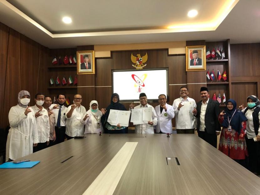 Rektor IAI Tazkia Murniati Mukhlisin bersama timnya berkunjung ke Kampus UIN Sultan Maulana Hasanuddin, Banten. Kunjungan ini dalam rangka menandatangani MoU tridharma Perguruan Tinggi.