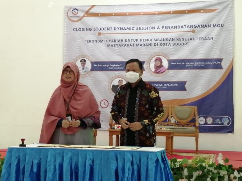 Rektor IAI Tazkia Murniati Mukhlisin dan Kepala Bappeda Kota Bogor Rudy Mashudi, usai penandatanganan MoU. 