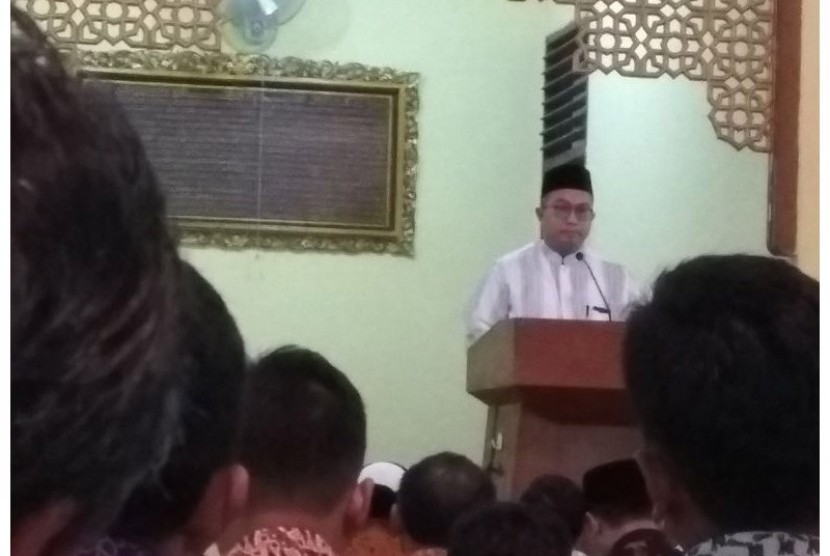  Rektor Insitut Pertanian Bogor (IPB), Dr. Arif Satria, SP, M.Si menjadi khatib dan Imam pada Shalat Jum`at di Masjid Al Hurriyyah IPB (23/3). 