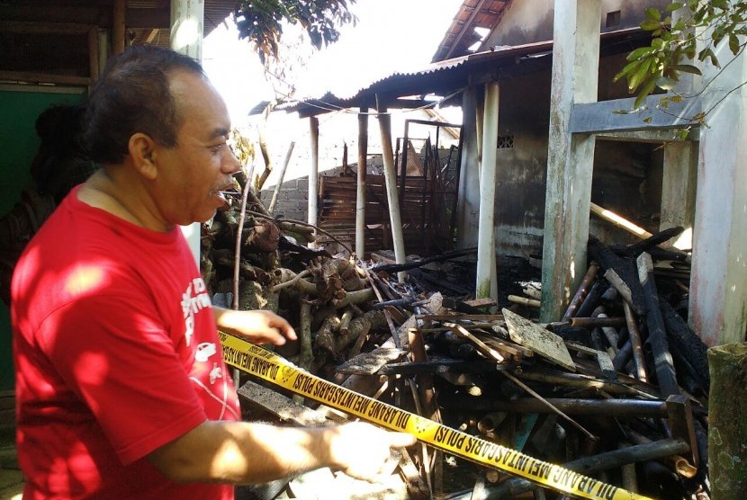 Rektor Instiper Yogyakarta, Purwadi. menyaksikan rumah mertuanya  di  Mejinglor RT 3 RW 3 Ambarketawang, Gamping yang musnah terbakar, Ahad (5/2) 