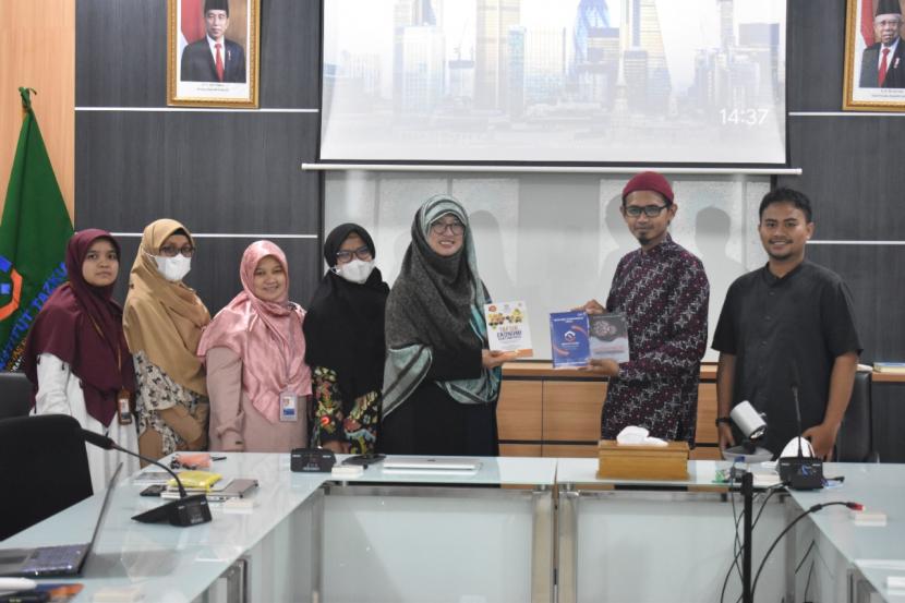 Rektor Institut Agama Islam Tazkia Murniati Mukhlisin dan Direktur LAZ BSI Fauzi Hendarto menjajaki kerja sama memajukan ekosistem halal.