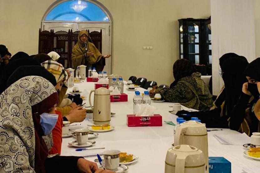 Rektor Institut Agama Islam Tazkia Murniati Mukhlisin menyampaikan beberapa poin kepada Ulama Wanita Afghanistan.