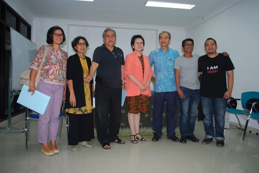 Rektor Institut Kesenian Jakarta (IKJ) Wagiono (kemeja biru), Slamet Rahardjo selaku Ketua Yayasan IKJ bersama sejumlah dosen dan alumnus IKJ saat press junket hari jadi IKJ ke-45 tahun