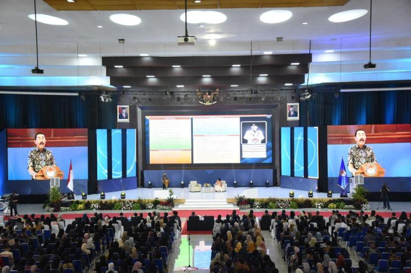 Rektor Institut Pemerintahan Dalam Negeri (IPDN) Hadi Prabowo memimpn kegiatan pembekalan untuk 1.627 orang Calon Aparatur Sipil Negara (ASN) yang baru saja dilantik oleh Wakil Presiden Ma