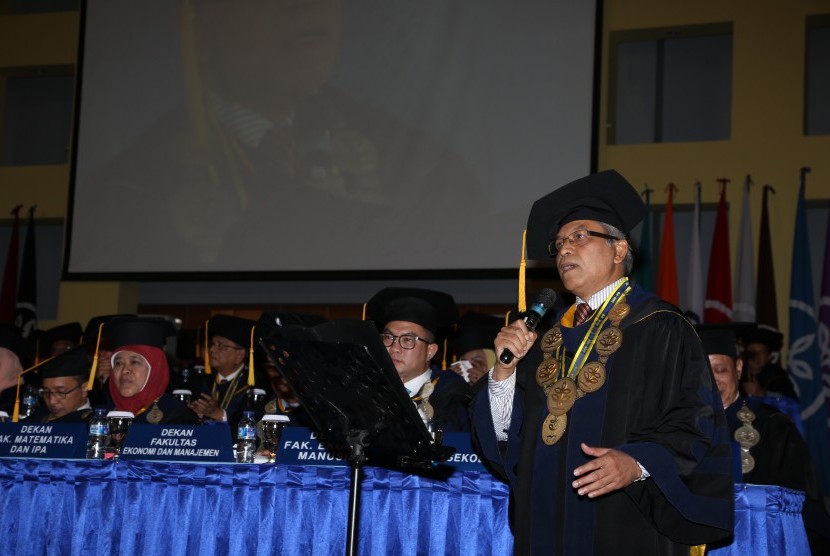 Rektor Institut Pertanian Bogor (IPB) Prof Dr Herry Suhardiyanto menyanyikan lagu 