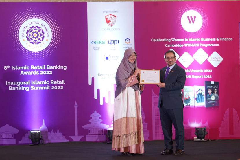 Rektor Institut Tazkia Murniati Mukhlisin berhasil meraih penghargaan dengan predikat sebagai WOMANi ACADEMICA 2022. Penghargaan tersebut diberikan oleh komite Islamic Retail Banking Awards (IRBA) dari Cambrige IFA.