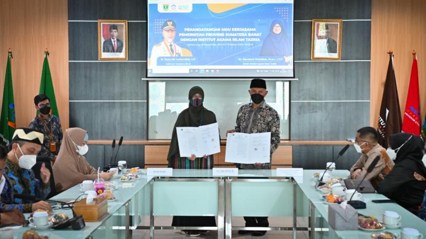 Rektor Institut Tazkia Murniati Mukhlisin menerima kunjungan dan silaturrahim Gubernur Sumatera Barat Mahyeldi Ansharullah, Kamis (18/11).