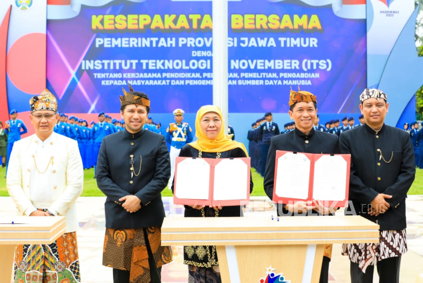 Rektor Institut Teknologi Sepuluh Nopember (ITS) Prof Bambang Pramujati (kedua kanan) bersama Gubernur Jawa Timur Khofifah Indar Parawansa (tengah) menandatangani nota kesepahaman atau Memorandum of Understanding (MoU) di Gedung Negara Grahadi usai mengikuti upacara peringatan Hari Pendidikan Nasional (Hardiknas), Jumat (2/5/2025). 