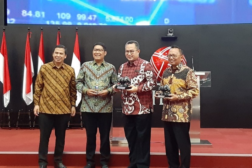 Rektor IPB Arif Satria bersama direksi Bursa Efek Indonesia (BEI), Kamis (18/4). IPB dan BEI akan bekerjasama dalam membangun Mini Bursa di Kampus IPB.