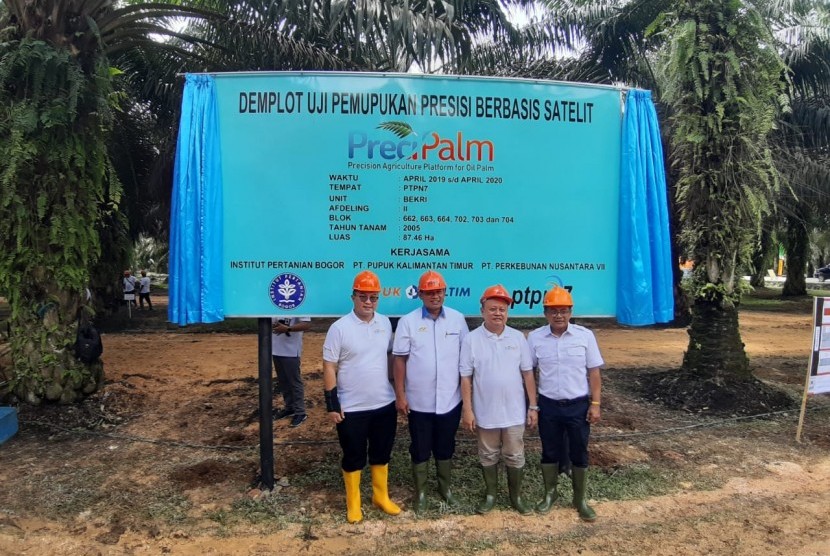 Rektor IPB Arif Satria bersama direksi Pupuk Kaltim dan Perkebunan Nusantara (PTPN) dalam peluncuran uji coba Pertanian 4.0 di demplot Unit Bekri PTPN 7 Lampung, Senin (22/4).