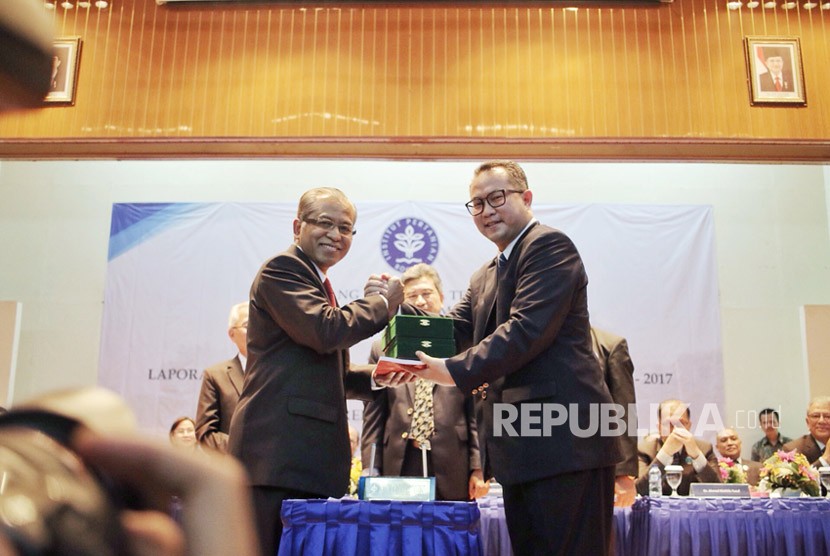 Jabar erat Rektor IPB Arif Satria (kanan) dengan Herry Suhardiyanto, mantan rektor IPB.