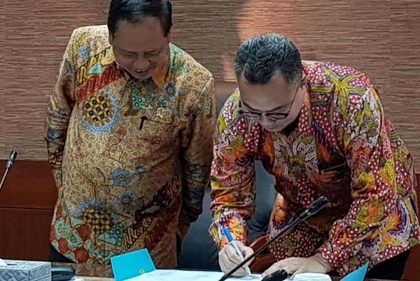 Rektor IPB, Arif Satria (kanan) dan Menristekdikti, Mohamad Nasir, pada acara penandanganan PTN-BH 2018 di Jakarta, Rabu (21/3).