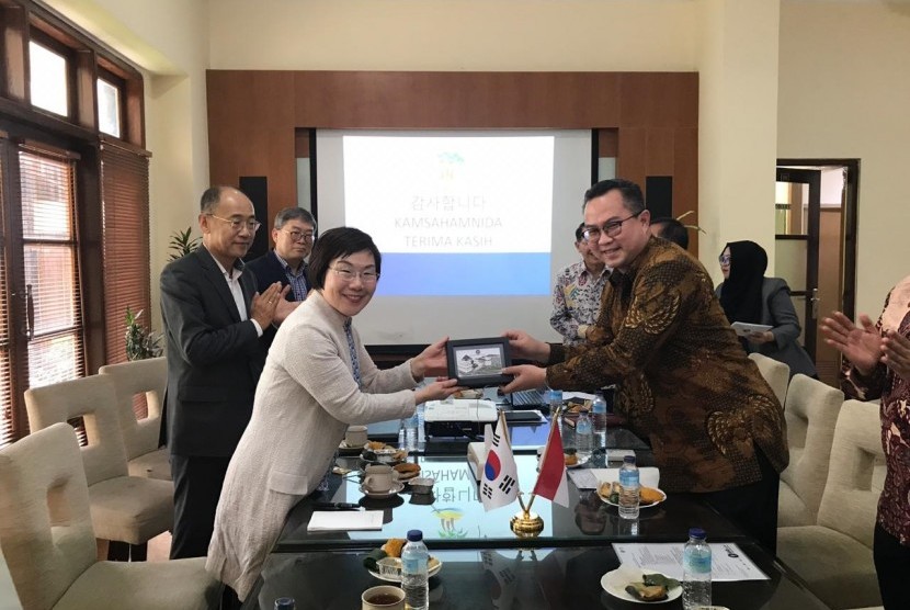 Rektor IPB, Arif Satria (kanan) dan Presiden KOICA, Lee Mikyung.