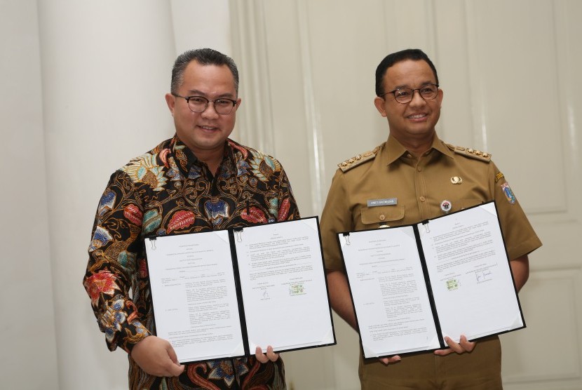 Rektor IPB, Arif Satria (kiri) dan Gubernur DKI Jakarta, Anies Baswedan.