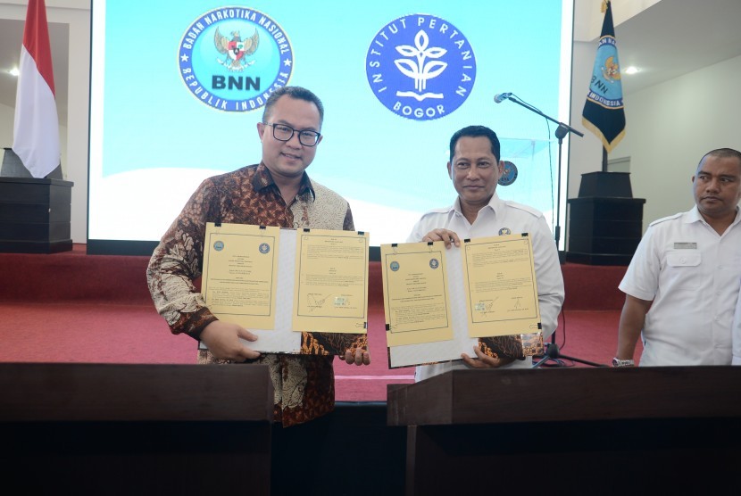 Rektor IPB Arif Satria (kiri) dan Kepala BNN Budi Waseso.