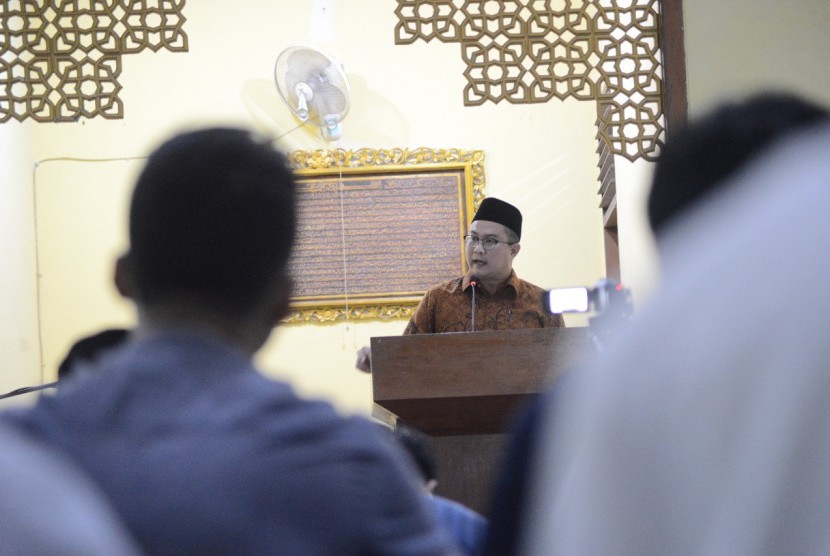 Rektor IPB Arif Satria memberikan ceramah singkat sebelum pelaksanaan shalat Tarawih di Masjid Al-Hurriyyah Kampus IPB Dramaga, Bogor.