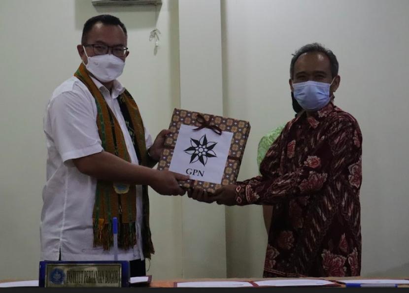 Rektor IPB Arif Satria menerima cenderamata dari Gerakan Petani Nusantara