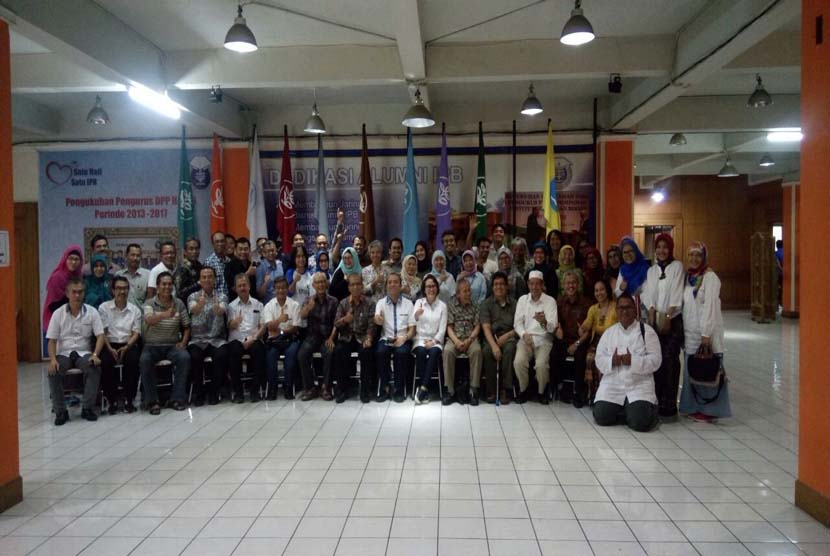 Rektor IPB dan jajarannya berfoto bersama dengan pengurus DPP Himpunan Alumni IPB dan perwakilan alumni dari berbagai angkatan seusai pdertemuan di Gedung Alumni IPB Baranangsiang Bogor, Jawa Barat, Ahad (12/5).