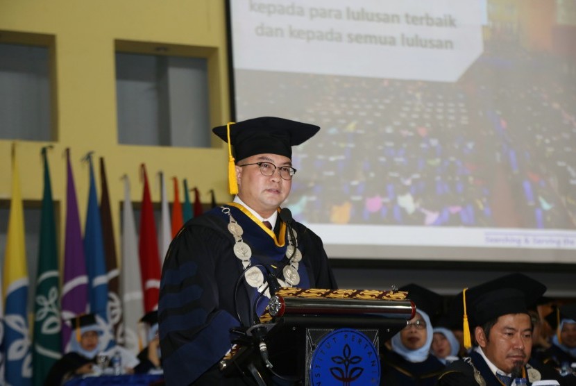 Rektor IPB,  Dr  Ir  Arif Satria saat memberikan sambutan di depan para  wisudawan IPB tahap IV tahun kuliah 2018/2019.