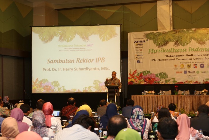 Rektor IPB Herry Suhardiyanto membuka  Seminar Florikultura Indonesia 2017 di Bogor, Jumat (28/7).  