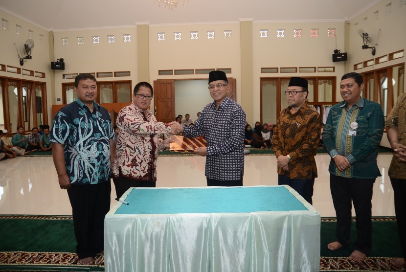  Rektor IPB  Herry Suhardiyanto meresmikan Mushala Ulil Albab yang berada di lingkungan Program Pendidikan Kompetensi Umum (PPKU) IPB.