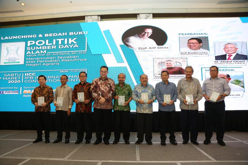 Rektor IPB, Prof Arif Satria (keempat dari kiri) bersama para tokoh penerima buku 