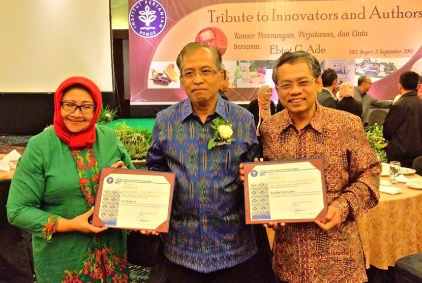 Rektor IPB Prof Herry Suhardiyanto (tengah) bersama Dr Sri Budiarti (kiri) dan Prof Fachriyan Pasaribu.