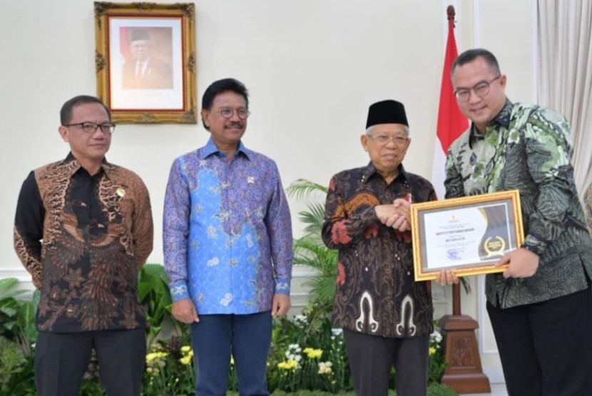 Rektor IPB University, Arif Satria (kanan) menerima plakat penghargaan Klaster Informatif yang diserahkan oleh Wapres, Ma