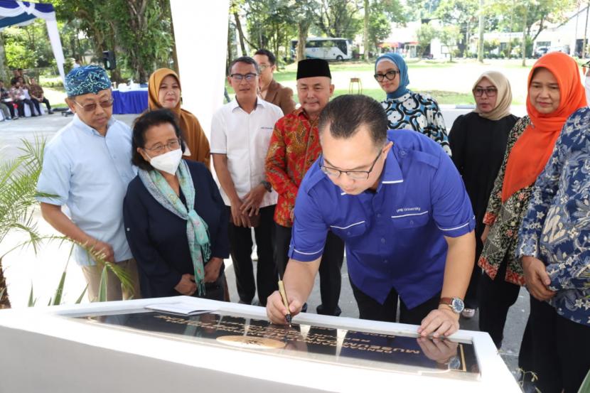 Rektor IPB University Arif Satria meresmikan museum dan galeri IPB Future.