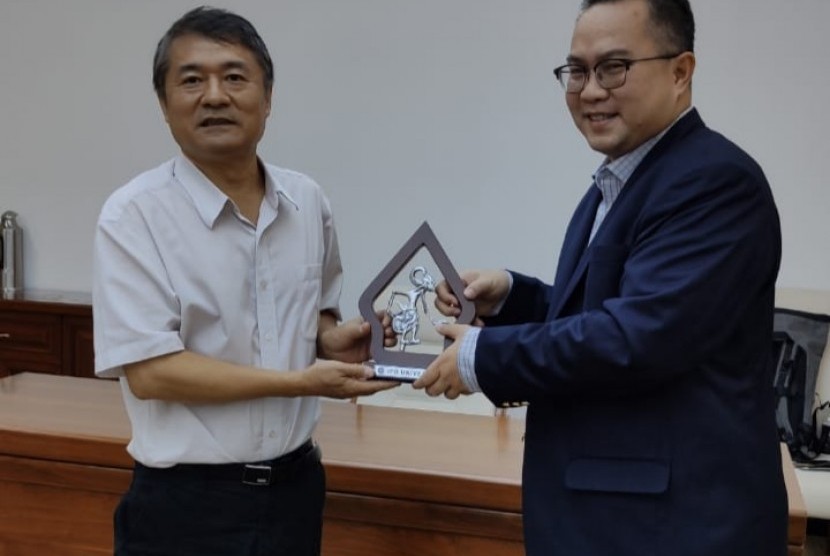 Rektor IPB University, Dr Arif Satria (kanan) bertukar cendera mata dengan pimpinan salah satu lembaga riset di Tiongkok.