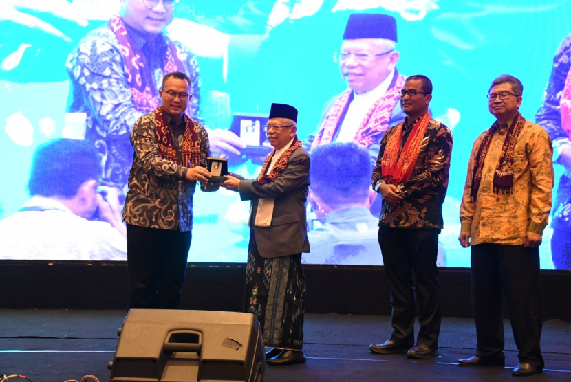 Rektor IPB University, Dr Arif Satria (kiri) menyerahkan plakat kepada Wapres Terpilih 2019, Prof Dr (HC) KH Ma'ruf Amin.