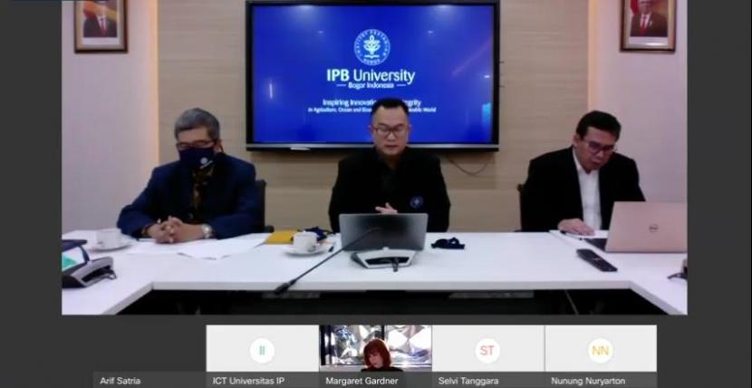 Rektor IPB University, Prodf Dr Arif Satria (tengah) pada penandatanganan kerja sama internasional IPB University dengan Monash University, Rabu (1/7).