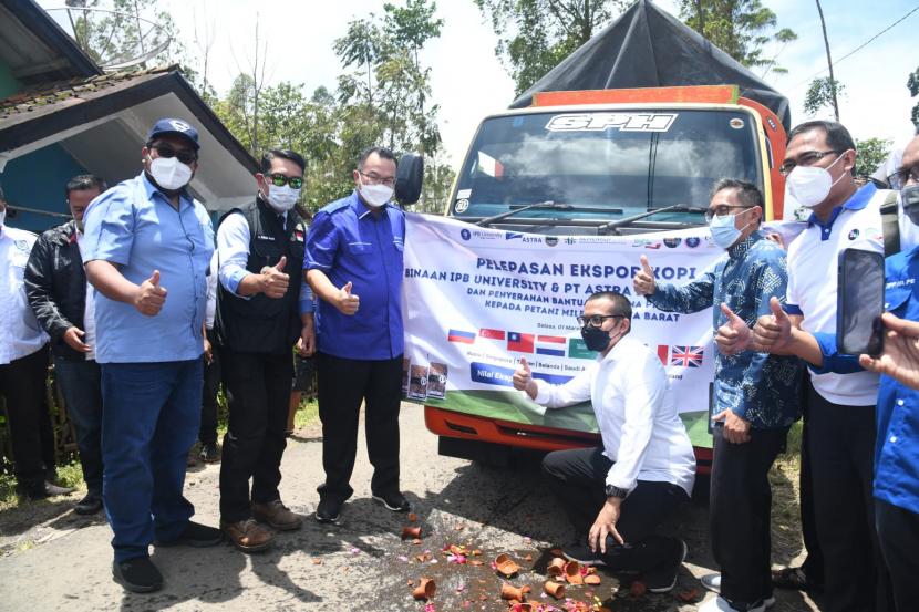Rektor IPB University, Prof Arif Satria dan Gubernur Jawa Barat, Ridwan Kamil menyaksikan pelepasan Kopi Cikajang untuk diekspor ke delapan  negara, Rabu (2/3)