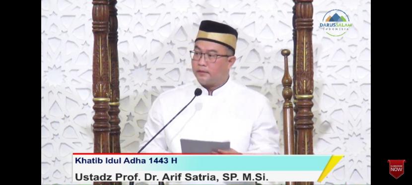 Rektor IPB University Prof Arif Satria jadi khatib Idul Adha di Masjid Darussalam Kota Wisata, Cibubur, Jawa Barat , Ahad (10/7/2022).