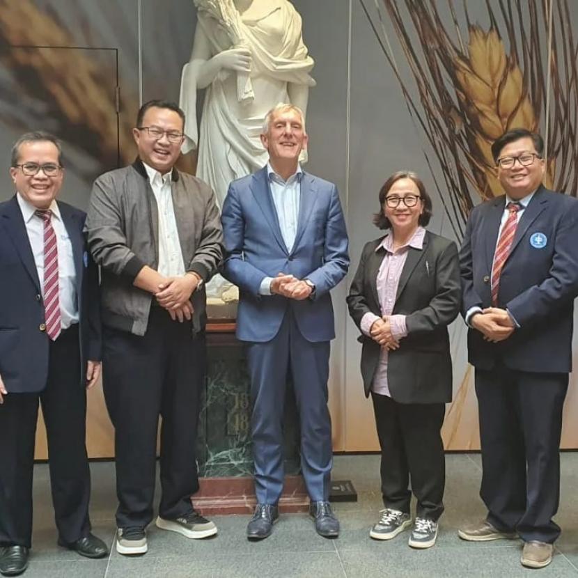 Rektor IPB University, Prof Arif Satria  (kedua dari kiri), bertemu Rektor Wageningen University, Arthur Mol, di Gedung Atlas Kampus dan Wageningen University & Research (WUR) beberapa hari lalu.