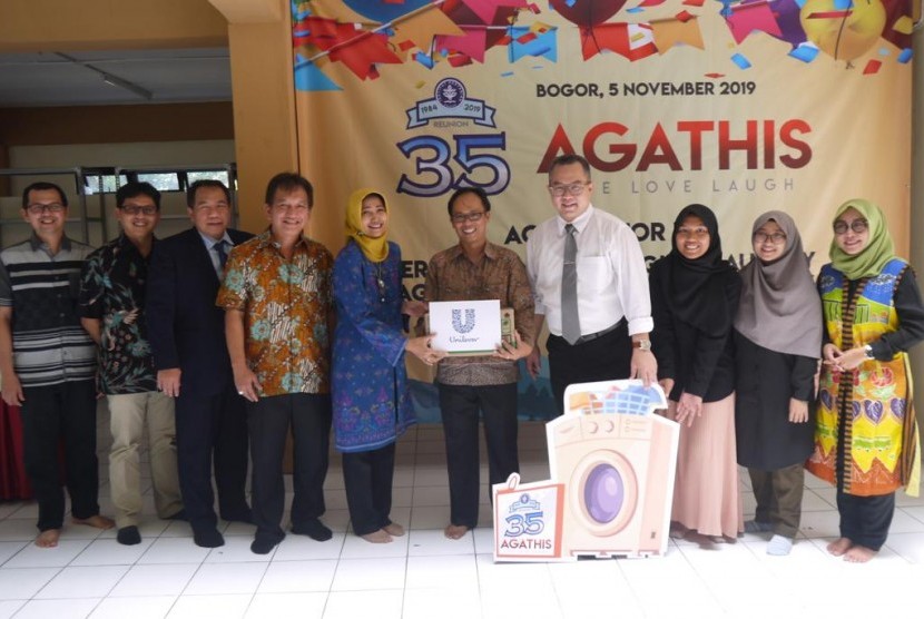 Rektor IPB University, Prof Arif Satria (keempat dari kanan) ikut menyaksikan penyerahan bantuan laundry system dari AGATHIS untuk Asrama Putri IPB.