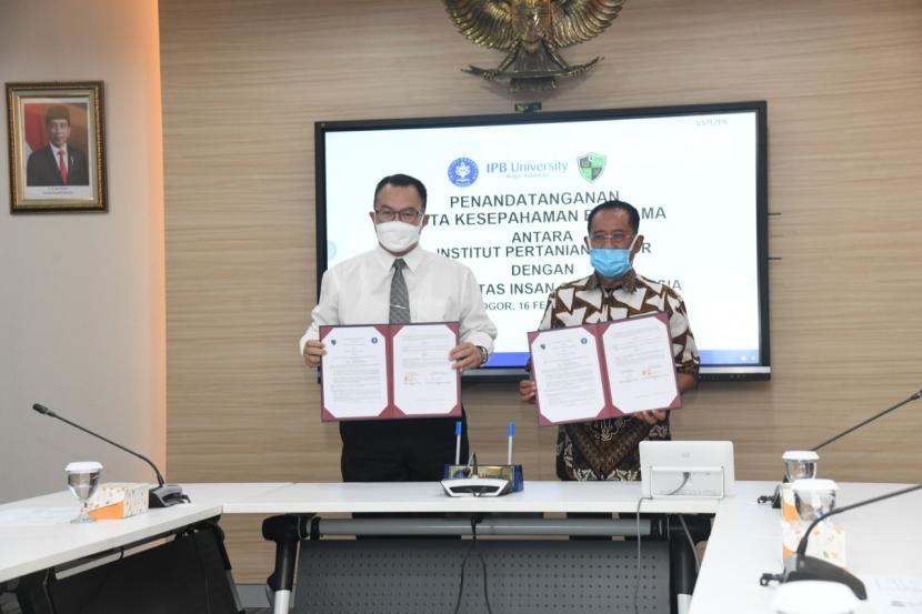 Rektor IPB University, Prof Arif Satria (kiri) dan Rektor Universitas Insan Cita Indonesia, Prof Laode M Kamaluddin seusai meneken kerja sama antara kedua universitas di Kampus IPB Dramaga Bogor, pekan lalu.