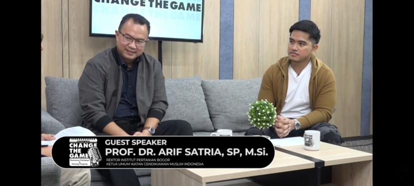 Rektor IPB University, Prof Arif Satria (kiri) tampil dalam Podcast Change the Game Episode ke-9 bersama Hermawan Kartajaya, Incoming Chair International Council for Small Business (ICSB) dan Kaesang Pangarep yang tayang di kanal Youtube, Jumat (2/9/2022).