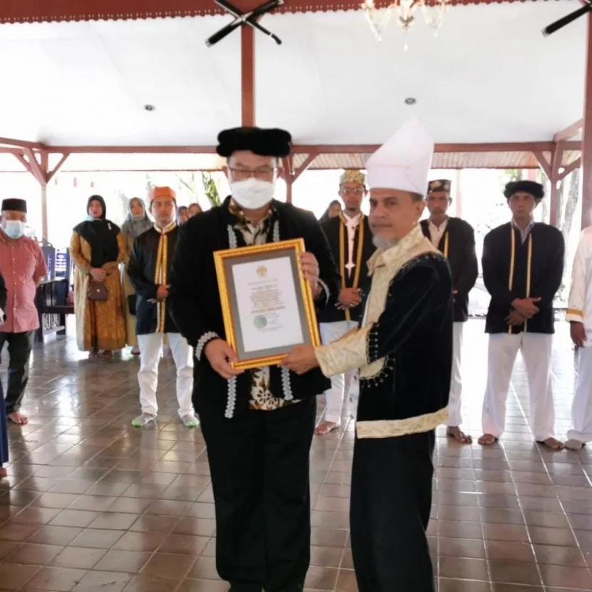 Rektor IPB University Prof Arif Satria menerima gelar Joguru Malamo atau Guru Besar, yang disematkan langsung oleh Sultan Ternate, Ahad (27/2)