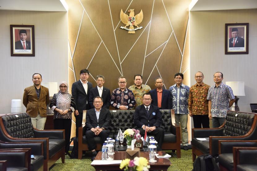 Rektor IPB University Prof Arif Satria menerima kunjungan delegasi Jeonbuk National University, Korea   di VIP Room, IPB International Convention Center, Bogor, Kamis  (9/6).