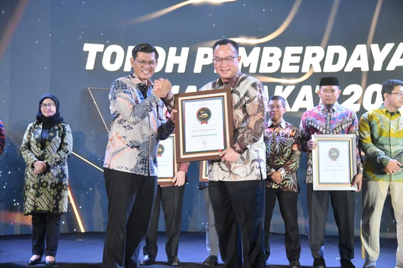 Rektor IPB University, Prof Arif Satria menerima penghargaan kategori Tokoh Pemberdayaan pada agenda Public Expose oleh Rumah Zakat.